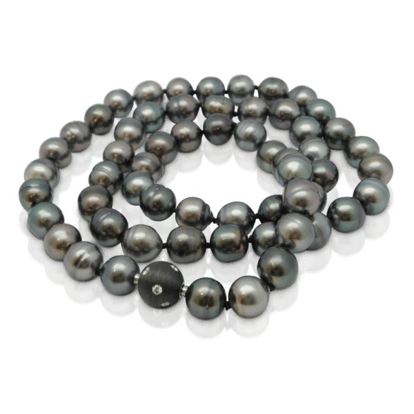 Collier, Halsschmuck, Perlencollier, Perlenschmuck, Tahiti-Zuchtperle, Perlen, Tahiti, Zuchtperle, Barock, Barockperle, Weissgold, Bajonettverschluss, bajonett, necklace, pearl jewelry, pearl necklace, pearl chain, chain, cultured pearls, tahitian pearl, black pearl, golschmiede, goldsmith, faktor s, sahak, manufacture, atelier, winterthur, zürich, zurich, swissmade, jewellery, jewelry, carbon, carbon jewelry, carbonschmuck, starry sky, diamonds, brilliant cut, diamanten, diamantschmuck, sternenhimmel, brillanten