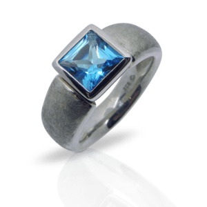 Damenring, Cocktailring, Edelsteinring, Topas, Topasring, Palladium, Damenschmuck, Edelstein, Edelsteinschmuck, modern, strukturiert, blau, princess schliff, goldschmied, zürich, Women's ring, cocktail ring, gemstone ring, topaz, topaz ring, palladium, women's jewelry, gemstone, gemstone jewelry, modern, textured, blue, princess cut, goldsmith, Zurich, winterthur, swissmade, jewellery, design, jewelry, sahak, faktor s