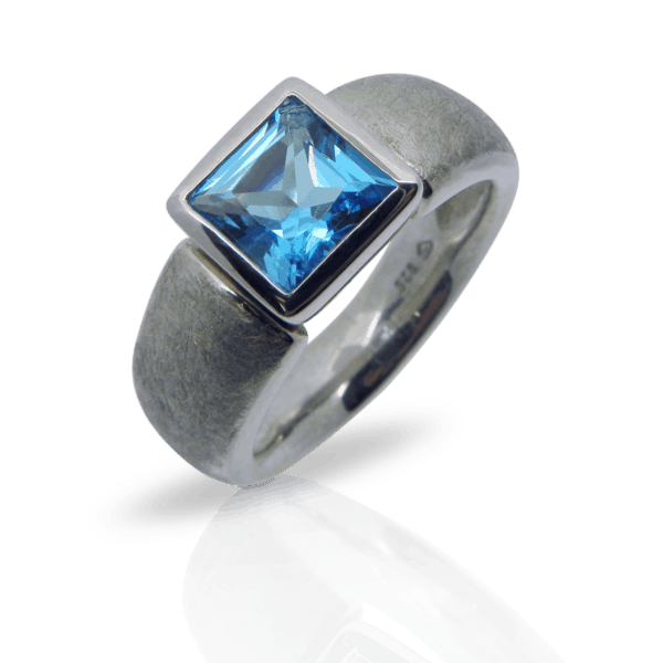Damenring, Cocktailring, Edelsteinring, Topas, Topasring, Palladium, Damenschmuck, Edelstein, Edelsteinschmuck, modern, strukturiert, blau, princess schliff, goldschmied, zürich, Women's ring, cocktail ring, gemstone ring, topaz, topaz ring, palladium, women's jewelry, gemstone, gemstone jewelry, modern, textured, blue, princess cut, goldsmith, Zurich, winterthur, swissmade, jewellery, design, jewelry, sahak, faktor s