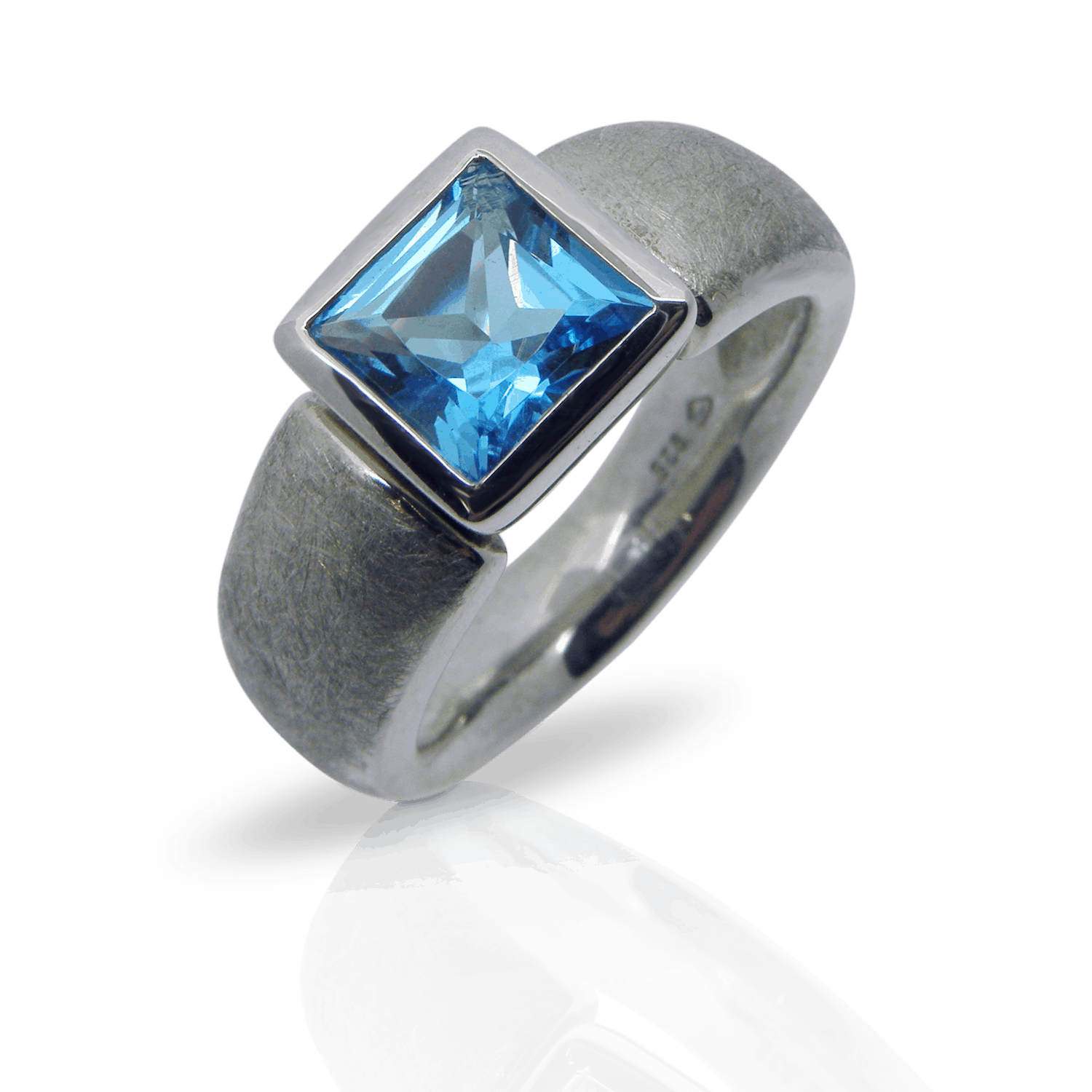 Damenring, Cocktailring, Edelsteinring, Topas, Topasring, Palladium, Damenschmuck, Edelstein, Edelsteinschmuck, modern, strukturiert, blau, princess schliff, goldschmied, zürich, Women's ring, cocktail ring, gemstone ring, topaz, topaz ring, palladium, women's jewelry, gemstone, gemstone jewelry, modern, textured, blue, princess cut, goldsmith, Zurich, winterthur, swissmade, jewellery, design, jewelry, sahak, faktor s