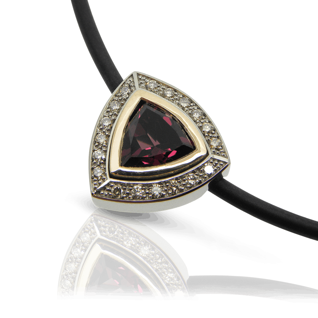 Halsschmuck, Anhänger, Collier, Mittelstück, Weissgold, Rotgold, Rhodolith, Brillanten, Pavé, Trillant, Kautschuk, Omega, modern, sportlich, exklusiv, design, goldschmiede, sahak, faktor s, winterthur, zürich, necklace, pendant, gemstone jewelry, gemstone, rhodolith, garnet, granat, diamond jewelry, diamonds, brilliant cut, trilliant, white gold, red gold, sporty, elegant, rubber, omega, modern, goldsmith, swissmade, jewellery, jewelry