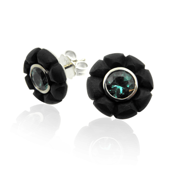 Ohrstecker, Ohrschmuck, Ebenholz, Weissgold, Turmalin, Tourmaline, floral, Blume, Relief, Design, Kollektion, Faktor S, Goldschmiede, sahak, winterthur, zürich, earrings, wooden, wood, ebony, tourmaline, gemstone, flower, design, blossom, white gold, stud, manufacture, goldsmith, swissmade, jewellery, jewelry, unique
