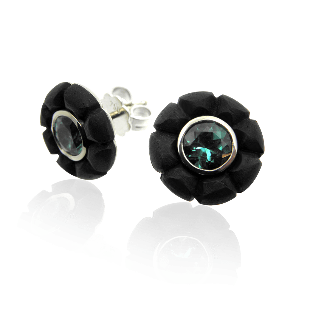 Ohrstecker, Ohrschmuck, Ebenholz, Weissgold, Turmalin, Tourmaline, floral, Blume, Relief, Design, Kollektion, Faktor S, Goldschmiede, sahak, winterthur, zürich, earrings, wooden, wood, ebony, tourmaline, gemstone, flower, design, blossom, white gold, stud, manufacture, goldsmith, swissmade, jewellery, jewelry, unique