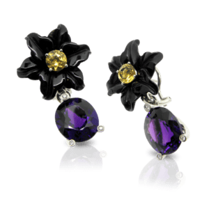 Ohrschmuck, Ohrhänger, Ohrclips, edelsteinschmuck, schmuck, juwelen, Relief, handgraviert, onyx, blüte, edelsteinblüte, citrin, amethyst, brillanten, diamanten, diamantschmuck, individuell, design, floral, eye catcher, blossom, flower, earrings, clip, hand engraved, engraved, engraving, black onyx, citrine, faceted, brilliant cut, diamonds, diamond jewelry, diamond earrings, purple, gemstone, gemstone jewelry, goldschmiede, goldsmith, manufacture, workshop, atelier, faktor s, sahak, winterthur, zürich, zurich, swissmade, jewellery, jewelry