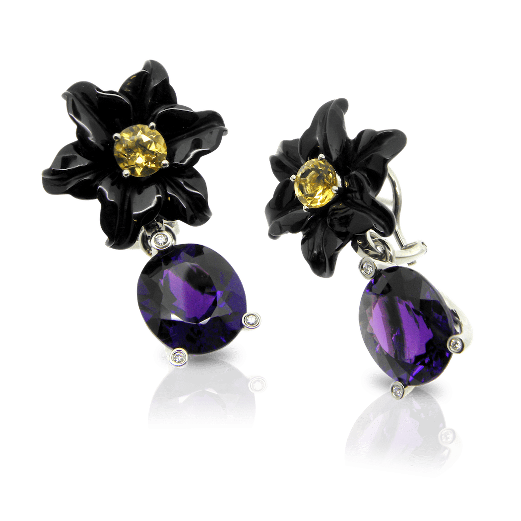Ohrschmuck, Ohrhänger, Ohrclips, edelsteinschmuck, schmuck, juwelen, Relief, handgraviert, onyx, blüte, edelsteinblüte, citrin, amethyst, brillanten, diamanten, diamantschmuck, individuell, design, floral, eye catcher, blossom, flower, earrings, clip, hand engraved, engraved, engraving, black onyx, citrine, faceted, brilliant cut, diamonds, diamond jewelry, diamond earrings, purple, gemstone, gemstone jewelry, goldschmiede, goldsmith, manufacture, workshop, atelier, faktor s, sahak, winterthur, zürich, zurich, swissmade, jewellery, jewelry