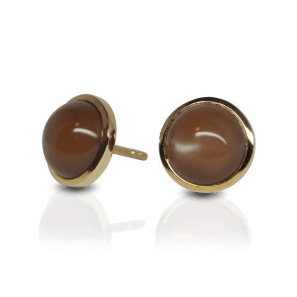 Ohrschmuck, Ohrstecker, Edelsteine, Edelsteinschmuck, Rotgold, Goldschmuck, Mondstein, braun, cabochon, fassung, design, modern, puristisch, schlicht, fassung, earring, stud, stud earrings, gemstone, gemstone jewelry, moonstone, brownish, brown, round, puristic, design, classic, klassisch, goldsmith, goldschmiede, red gold, pink gold, sahak, faktor s, winterthur, zürich, zurich, Swissmade, jewellery, jewelry