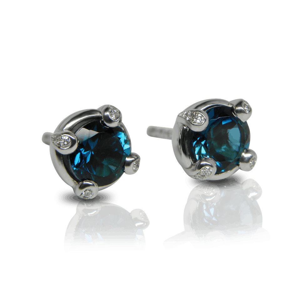 ohrschmuck, ohrstecker, diamantschmuck, diamanten, topas, london blue, edelsteine, edelsteinschmuck, pavé, Grifffassung, design, weissgold, goldschmuck, türkis, modern, earrings, stud, stud earrings, diamonds, diamond jewellery, brilliant cut, brillanten, topaz, turquoise, classy, highend, urban, style, gemstone, gemstone jewelry, goldschmiede, goldsmith, faktor s, sahak, winterthur, zürich, zurich, manufacture, atelier, swissmade, jewellery, jewelry