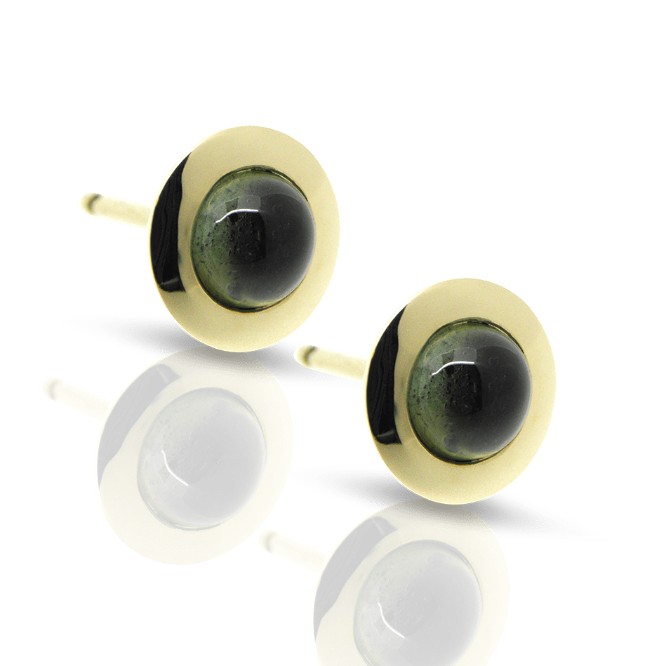 ohrschmuck, ohrstecker, gelbgold, goldschmuck, turmalin, grün, cabochon, discus, Stecker, Goldschmiede, Faktor S, Kollektion, Winterthur, sahak, zürich, zurich, earring, earrings, yellow gold, tourmaline, cabochon, modern, design, discus, goldsmith, manufacture, atelier, gem stone, swissmade, jewellery, jewelry