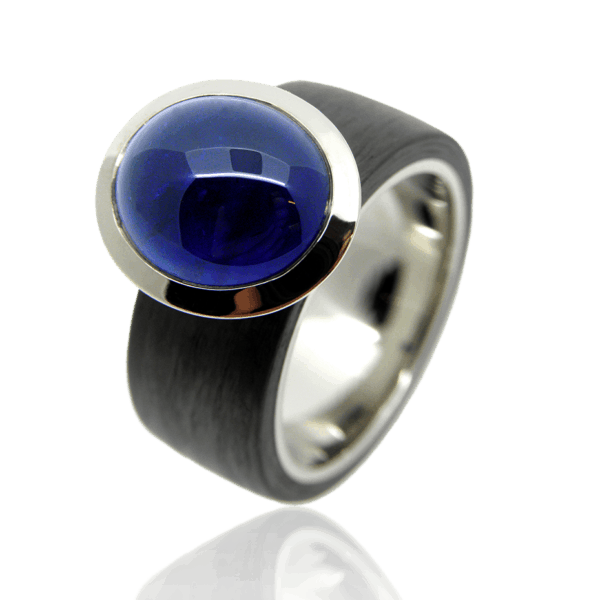Damenring, Cocktailrind, Carbonring, carbonschmuck, Saphirring, Saphir, Edelstein, ladies ring, sapphire ring, carbon ring, cocktail ring, white gold, weissgold, blue sapphire, oval, cabochon, modern, design, goldschmiede, goldsmith, manufacture, sahak, faktor s, winterthur, zürich, zurich, swissmade, jewellery, jewelry