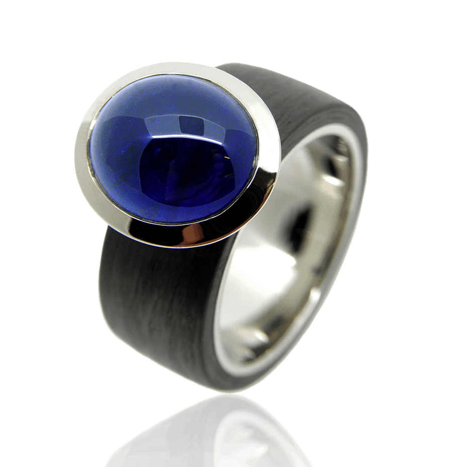 Damenring, Cocktailrind, Carbonring, carbonschmuck, Saphirring, Saphir, Edelstein, ladies ring, sapphire ring, carbon ring, cocktail ring, white gold, weissgold, blue sapphire, oval, cabochon, modern, design, goldschmiede, goldsmith, manufacture, sahak, faktor s, winterthur, zürich, zurich, swissmade, jewellery, jewelry