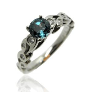 Solitärring, Weissgold, Turmalin, Brillanten, Diamond ring, engagement ring, white gold, tourmaline, diamonds, floral, ladies ring, türkis, goldsmith, goldschmiede, manufacture, atelier, Verlobungsring, Damenring, Rankenmuster, Faktor S, Sahak, Zürich, Winterthur, Swissmade, Jewellery, Jewellery