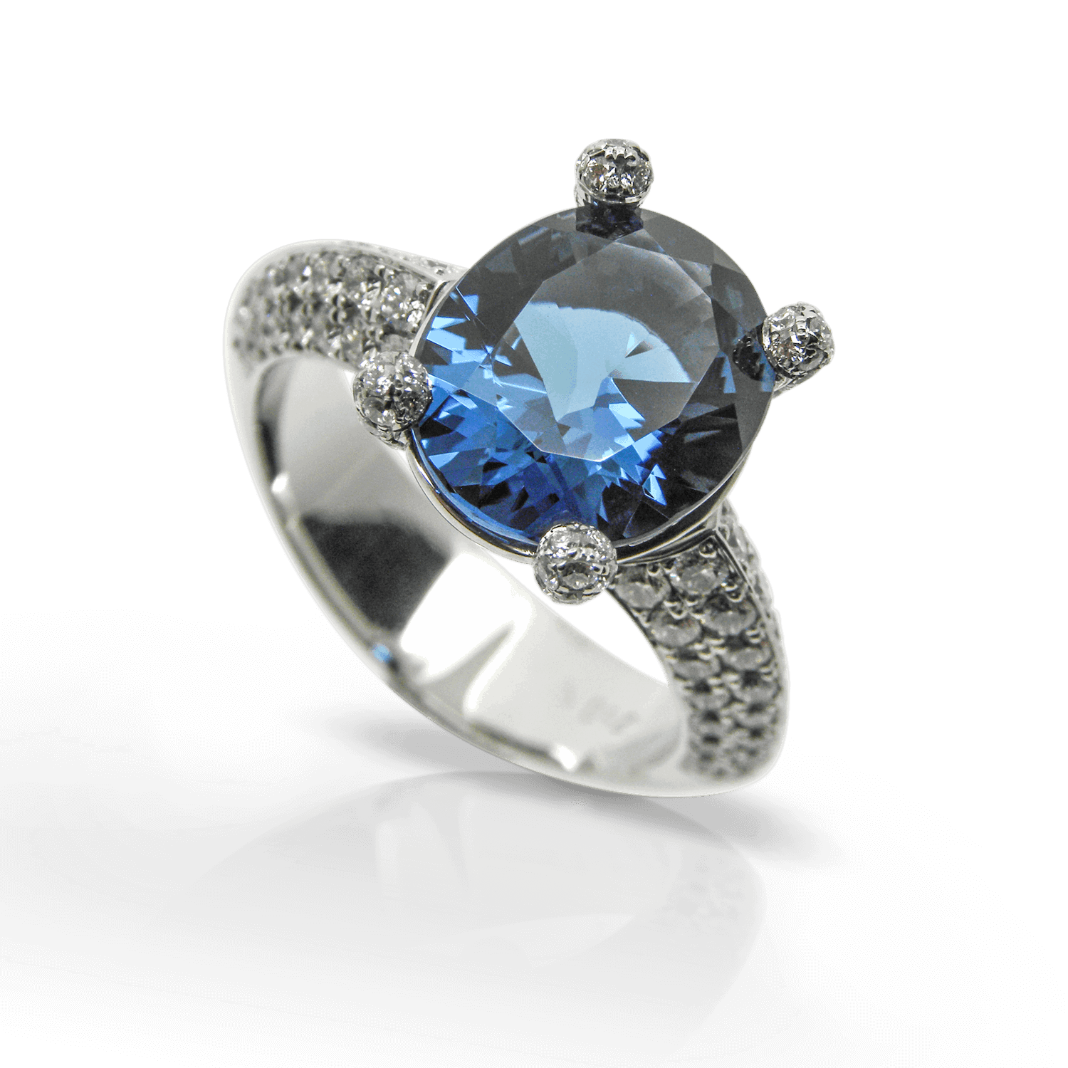 Damenring_Edelsteinring_Cocktailring_Ladies_Weissgold_Diamantring_Diamantschmuck_Topas_London_Blue_Goldschmied_Brillatnen_Sahak_Faktor S_Winterthur_Zurich_Swissmade_1500