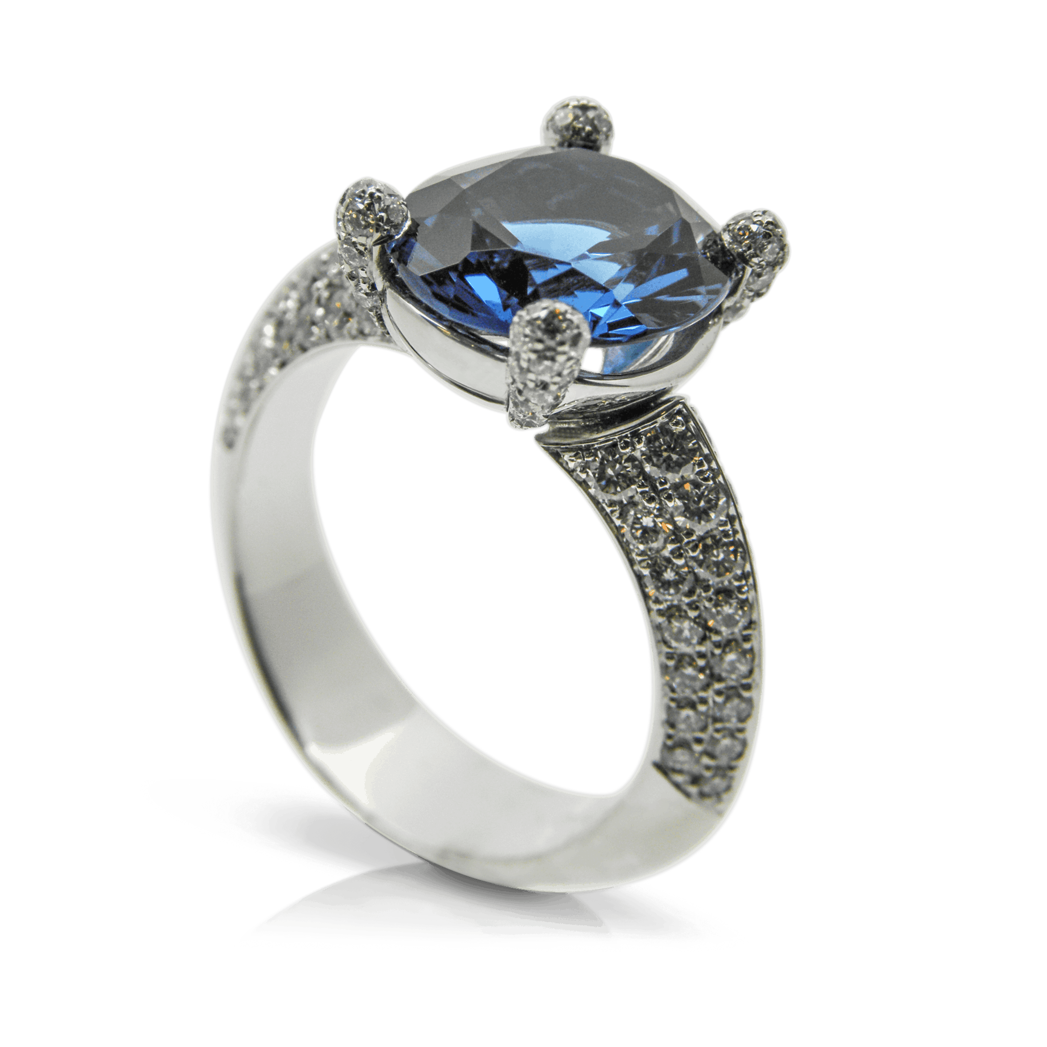 Damenring_Edelsteinring_Cocktailring_Ladies_Weissgold_Diamantring_Diamantschmuck_Topas_London_Blue_Goldschmied_Brillatnen_Sahak_Faktor S_Winterthur_Zurich_Swissmade_1500