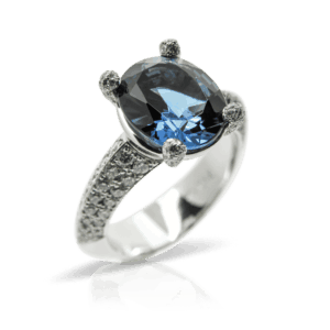 Damenring_Edelsteinring_Cocktailring_Weissgold_Diamantring_Diamantschmuck_Topas_London_Blue_Goldschmied_Brillant_Sahak_Winterthur_Zurich_Swissmade_Edelstein_1500