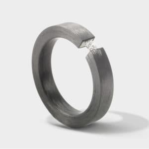 Carbonring_Damenring_Solitaer_Verlobungsring_10020006_B6_Swissmade_Sahak_Jewellery_Zurich