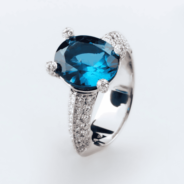 Damenring, Cocktailring, Edelsteinring, Diamantring, Edelsteine, Weissgold, Brillanten, Diamantschmuck, Diamanten, Topas, London Blue, blau, facettiert, Krallen, Fassung, Grifffassung, Juwelen, rhodiniert, goldschmied, Sahak, Sahak Jewellery, Zürich, Ladies ring, cocktail ring, gemstone ring, diamond ring, gemstones, white gold, diamonds, diamond jewelry, diamonds, topaz, London blue, blue, faceted, claws, setting, grip setting, jewels, rhodium-plated, goldsmith, Design, Zurich, Swissmade, jewelry, individual